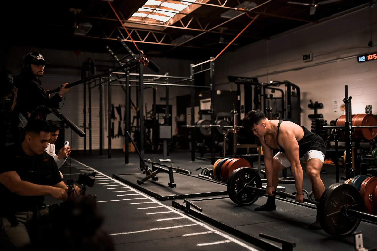 Interior gym modern dengan peralatan latihan profesional