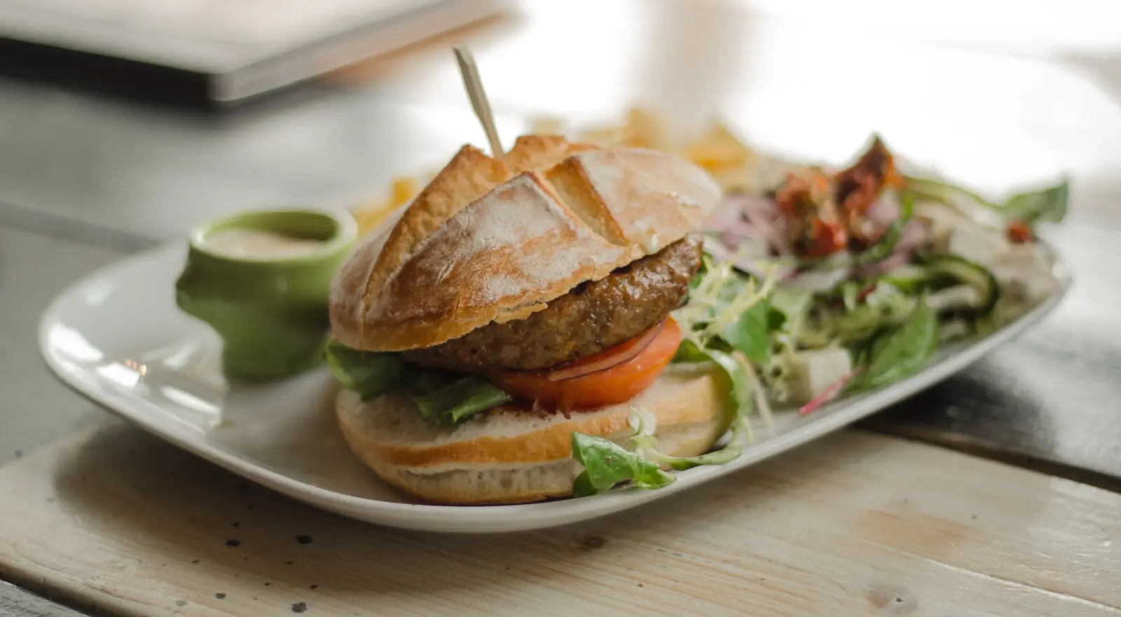Sandwich platter dengan salad segar